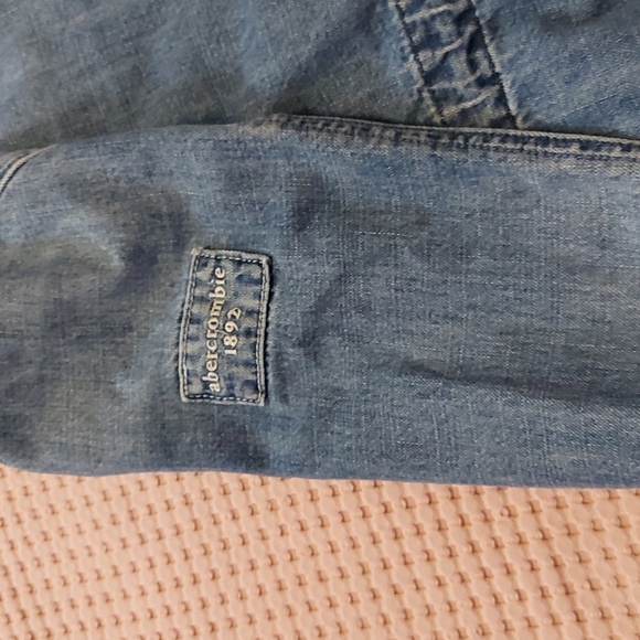 Girl's jean jacket. - Picture 10 of 10